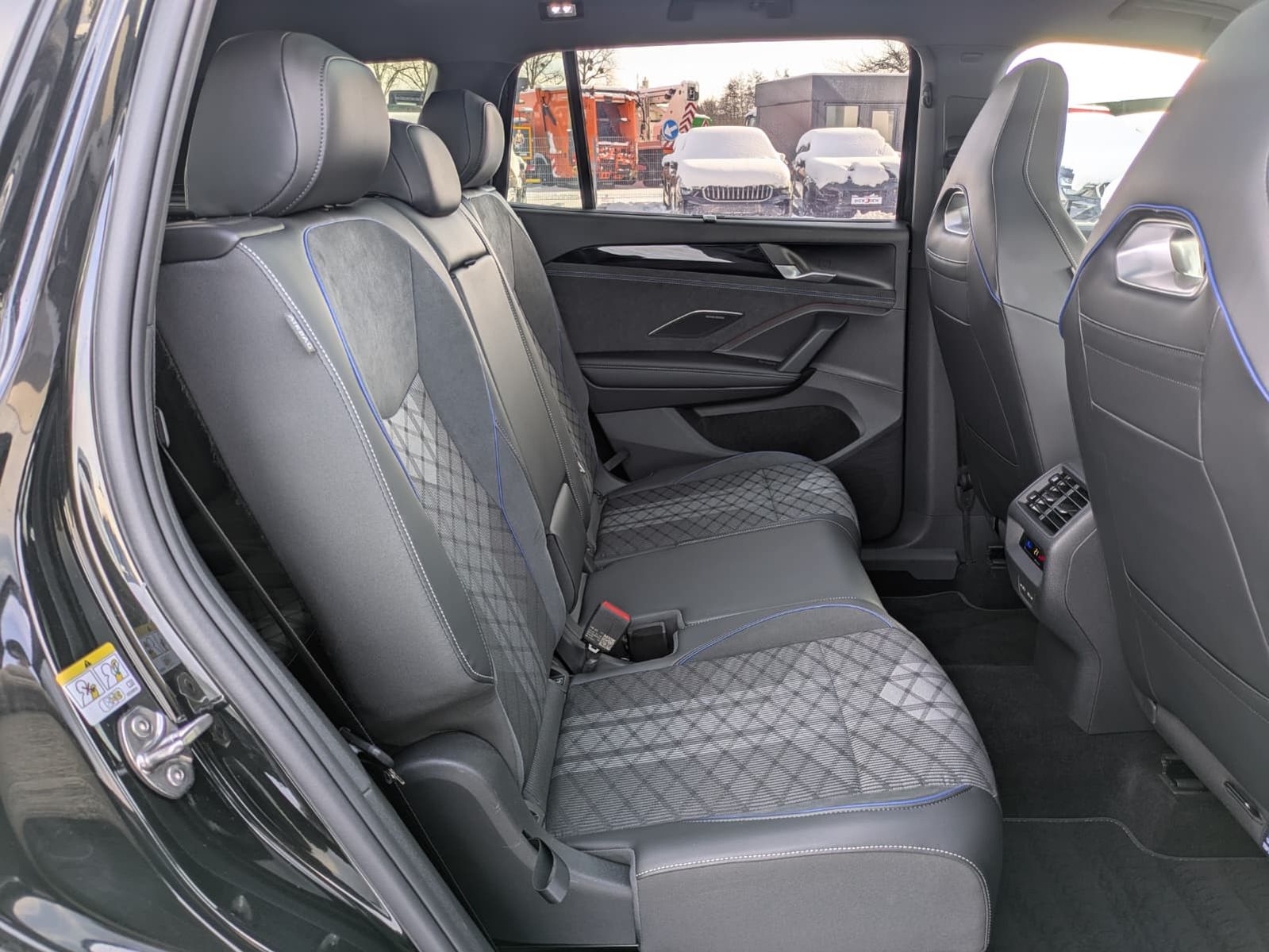 Fahrzeugabbildung Volkswagen Tayron 2.0 TDI 4M R-Line 7Si*MATRIX*AHK*PANO*HUD