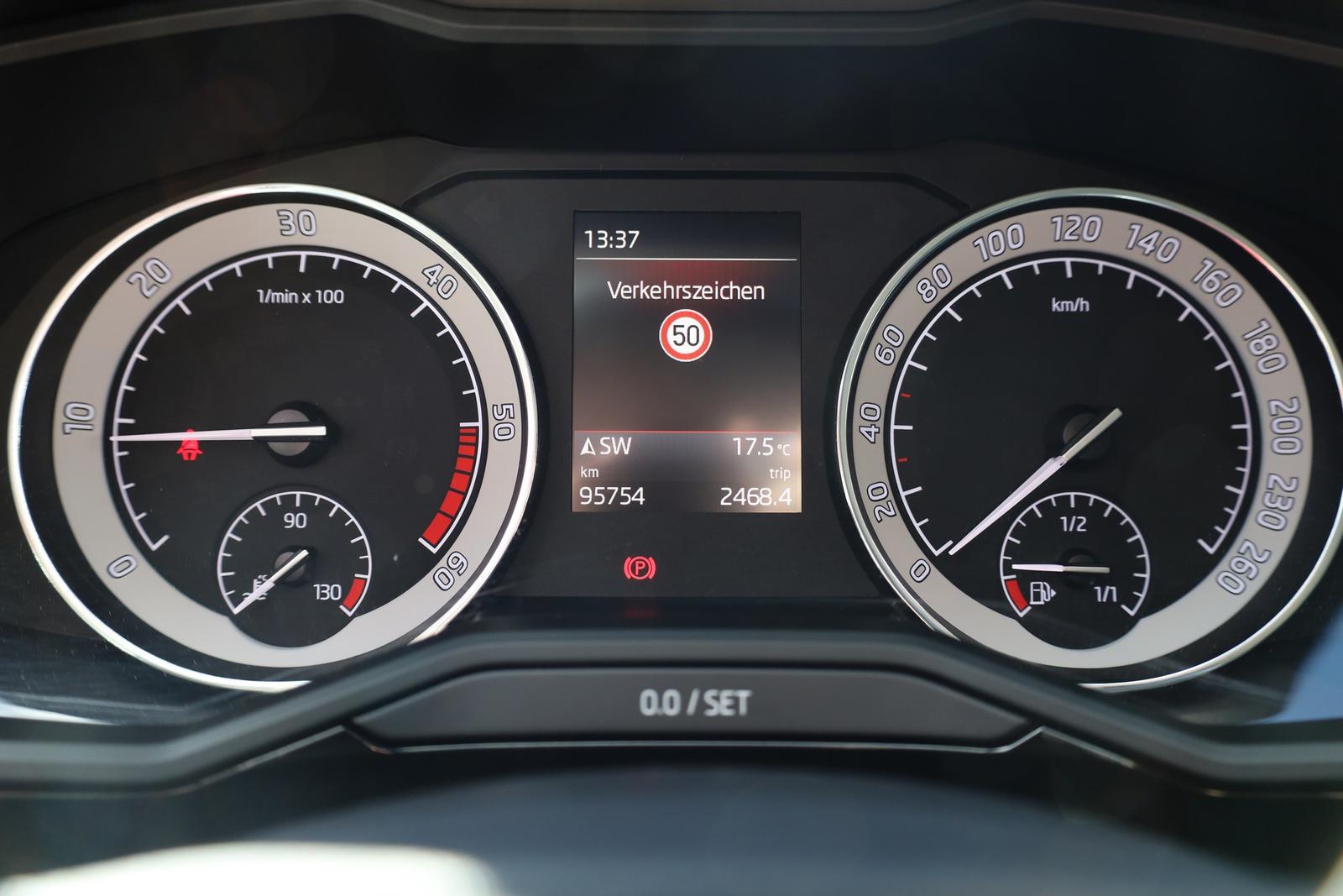 Skoda Superb Combi 2.0 TDI LED AHK Leder Navi Memory