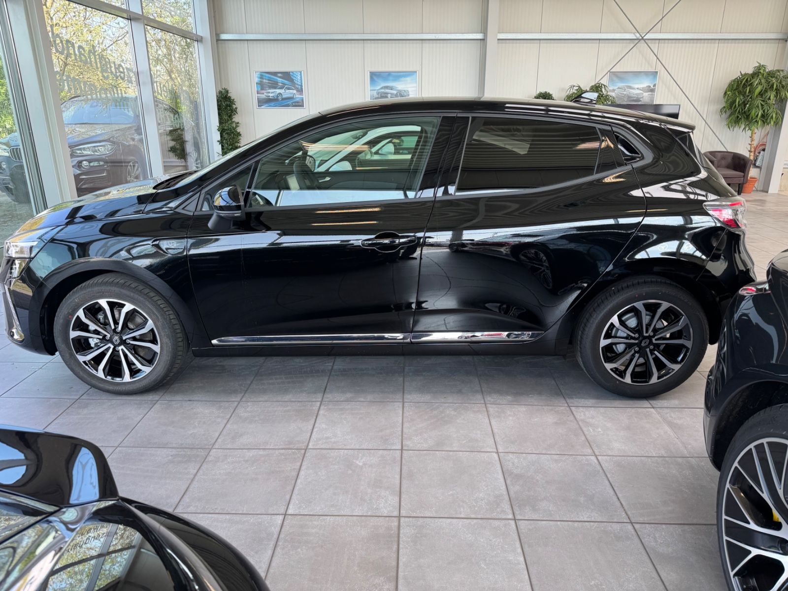 Fahrzeugabbildung Renault Clio V Techno  E-Tech/Automatik/Sofort