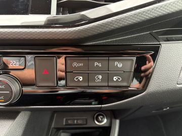 Fahrzeugabbildung Volkswagen T6.1 Multivan Highline 4MO Leder Standh. ACC 18