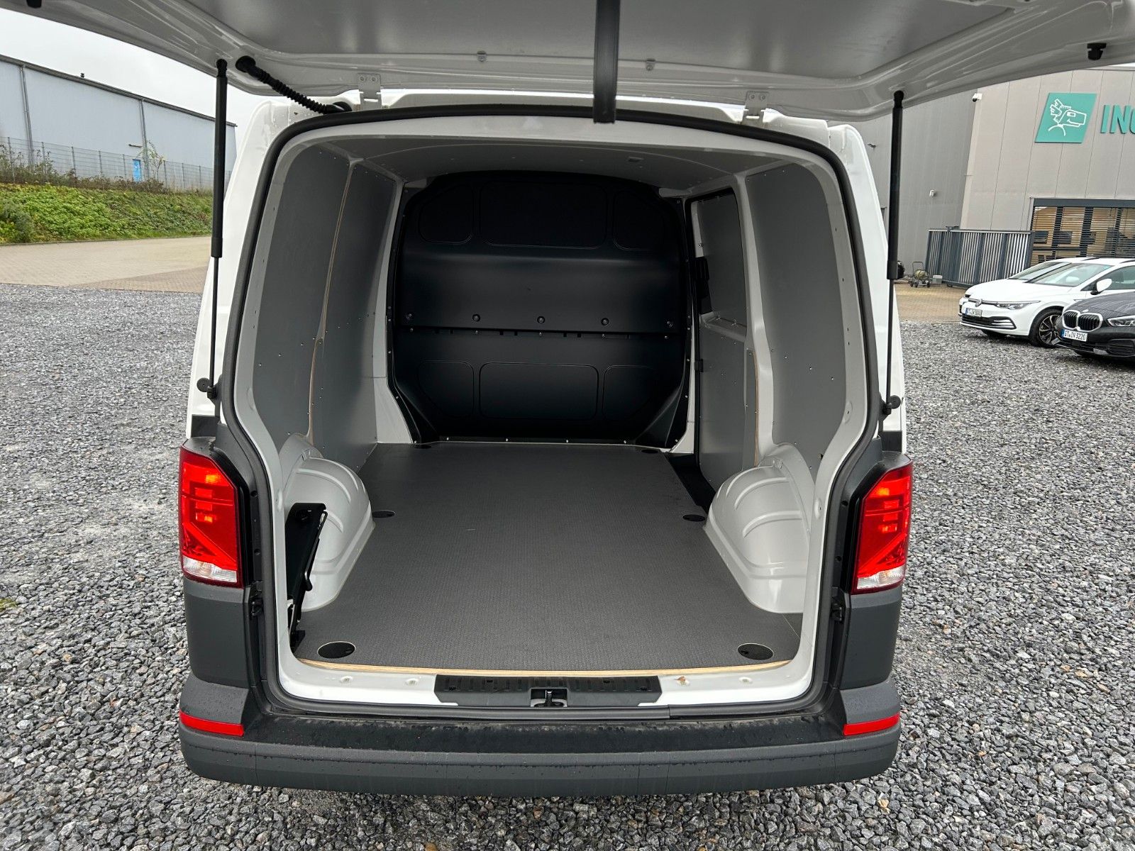Fahrzeugabbildung Volkswagen T6.1 Transporter 2,0 TDI Klima FWD