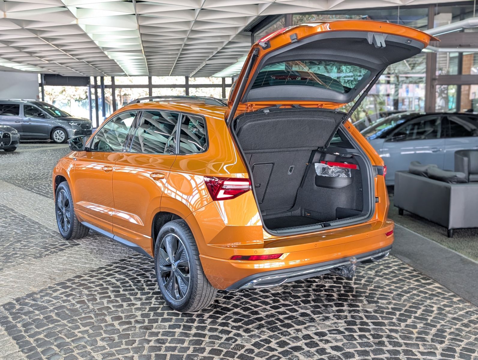 Fahrzeugabbildung SKODA Karoq Sportline 4x4 2.0 TSI PANO AHK StHz VOLL