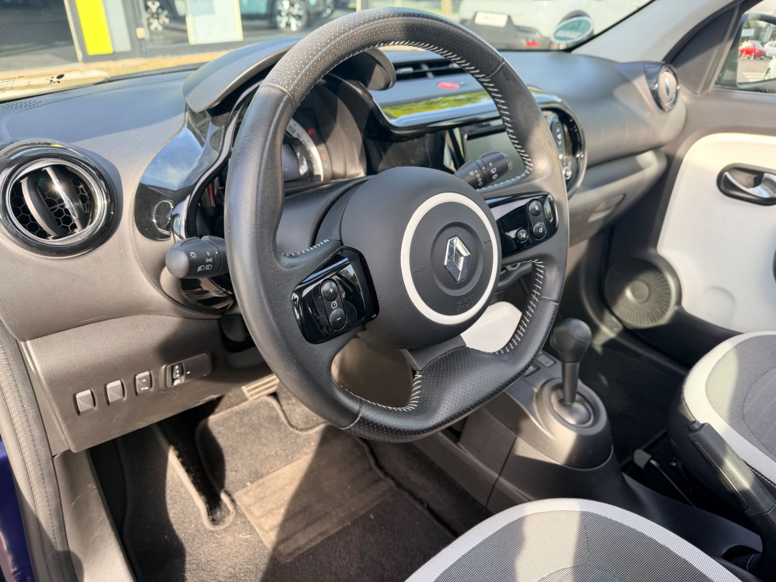 Fahrzeugabbildung Renault Twingo Intens "AUTOMATIK / FALTDACH / 1.HAND"
