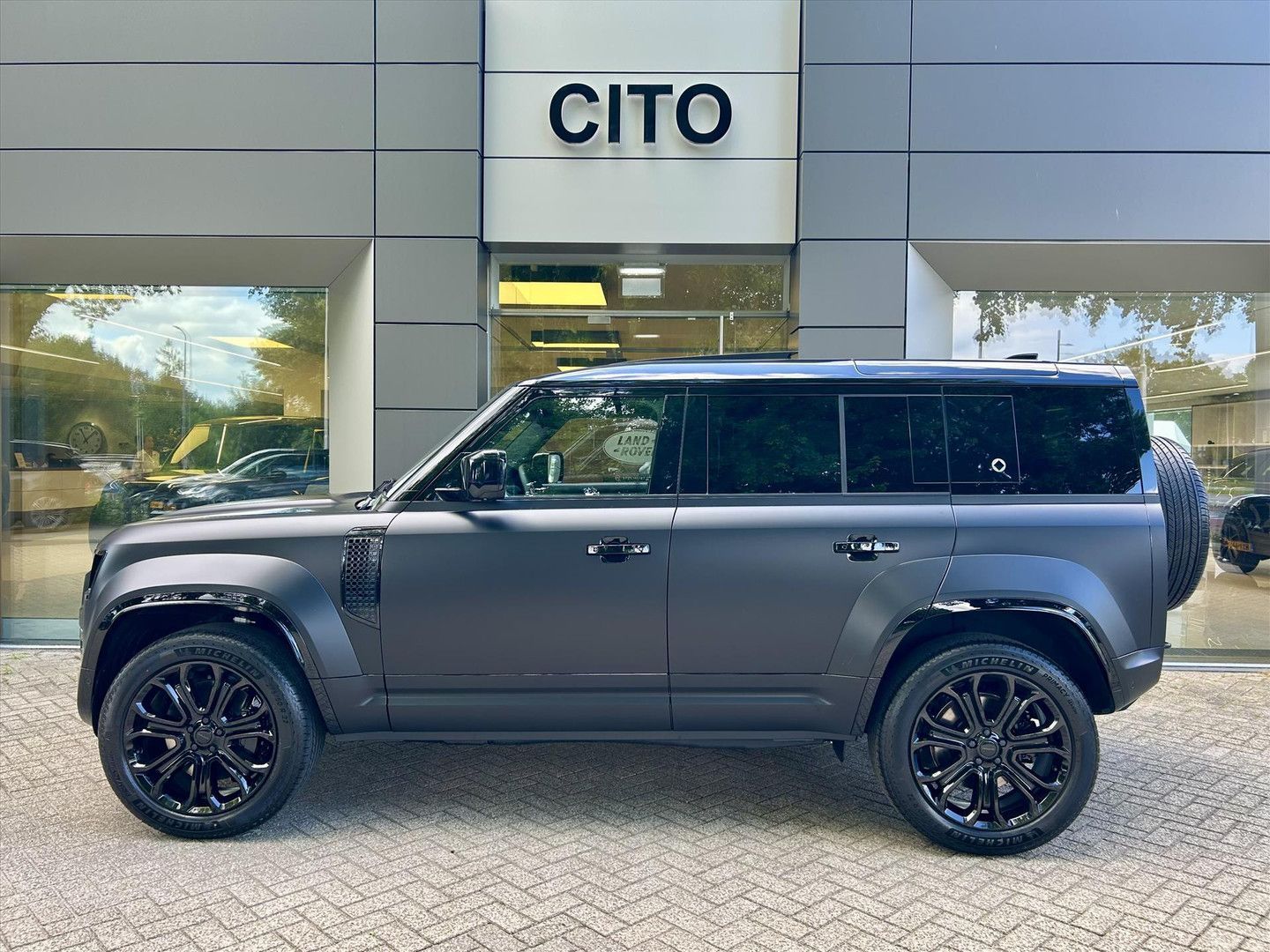 Land Rover Defender P635 V8 AWD OCTA BLACK imagem 2
