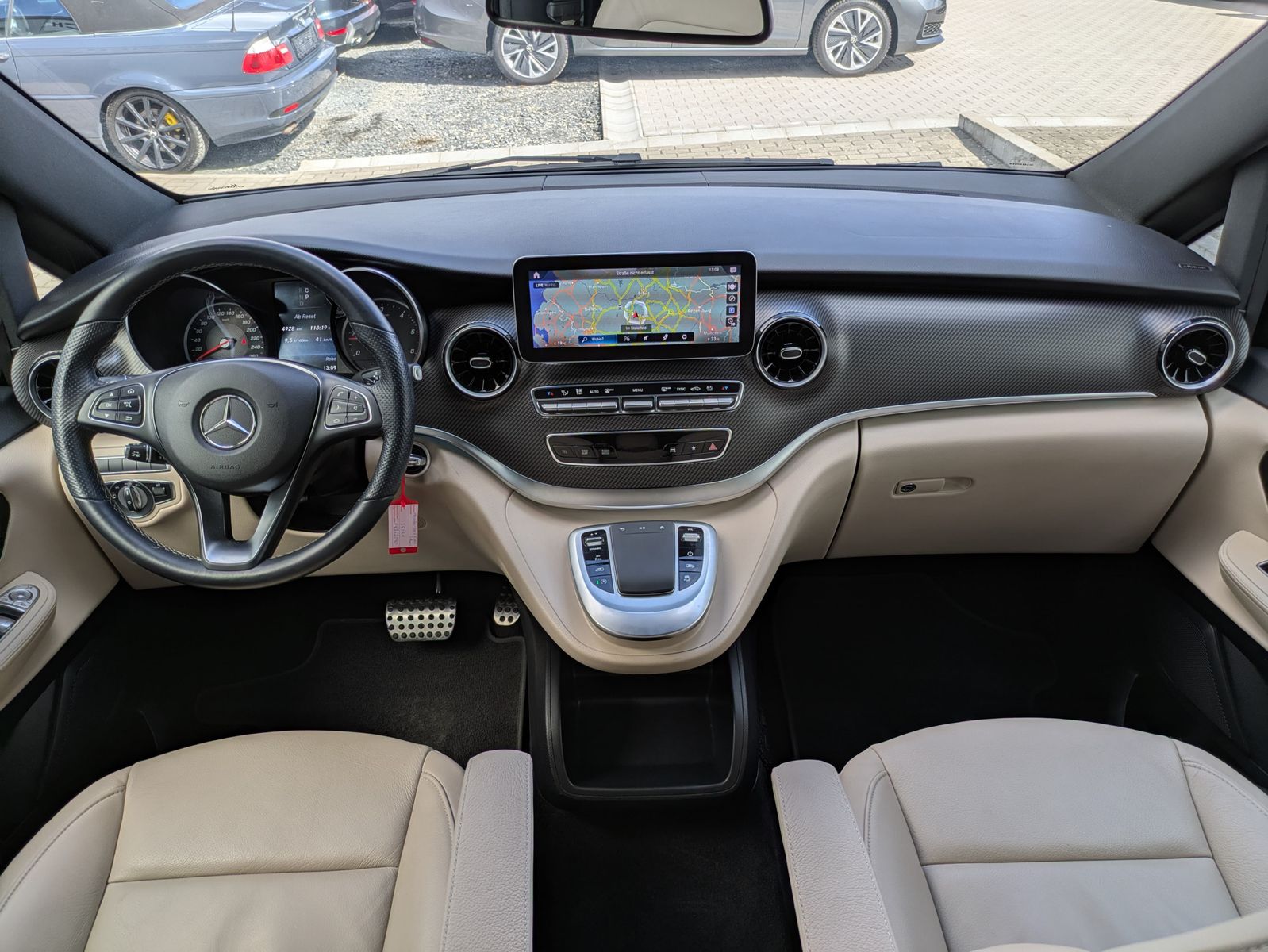 Fahrzeugabbildung Mercedes-Benz V 300 d AVANTGARDE 4MATIC lang AMG*PANO*LED*DIST