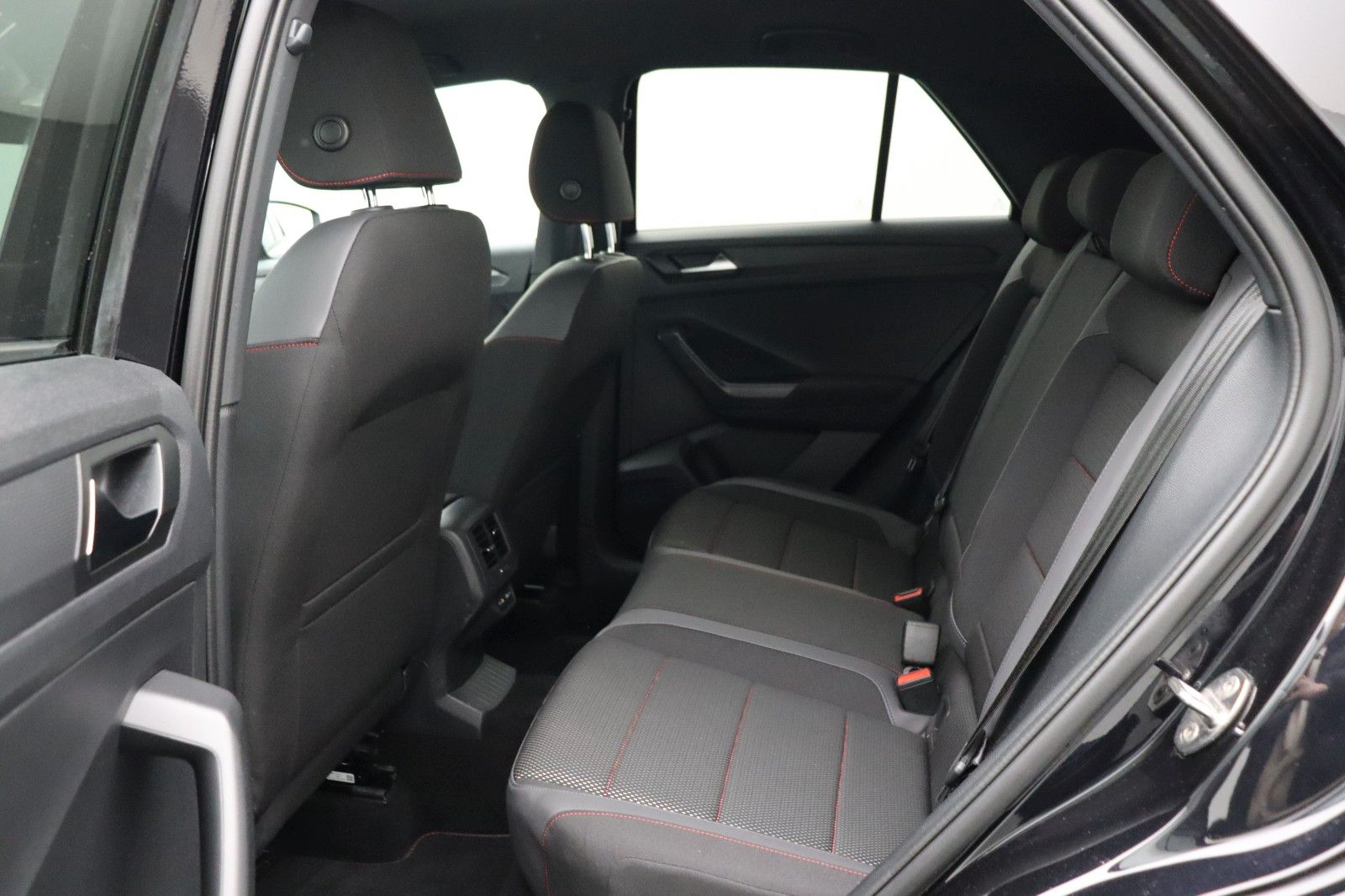 Fahrzeugabbildung Volkswagen T-Roc 1.5 Sport DSG ACC LED