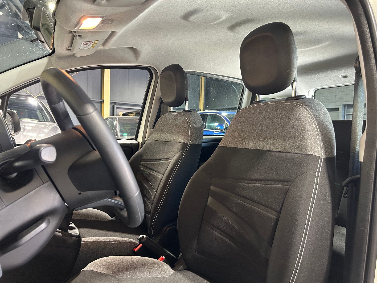 Fahrzeugabbildung Fiat Panda Base/KLIMA/4-TÜRER/DAB/ALLWETTER