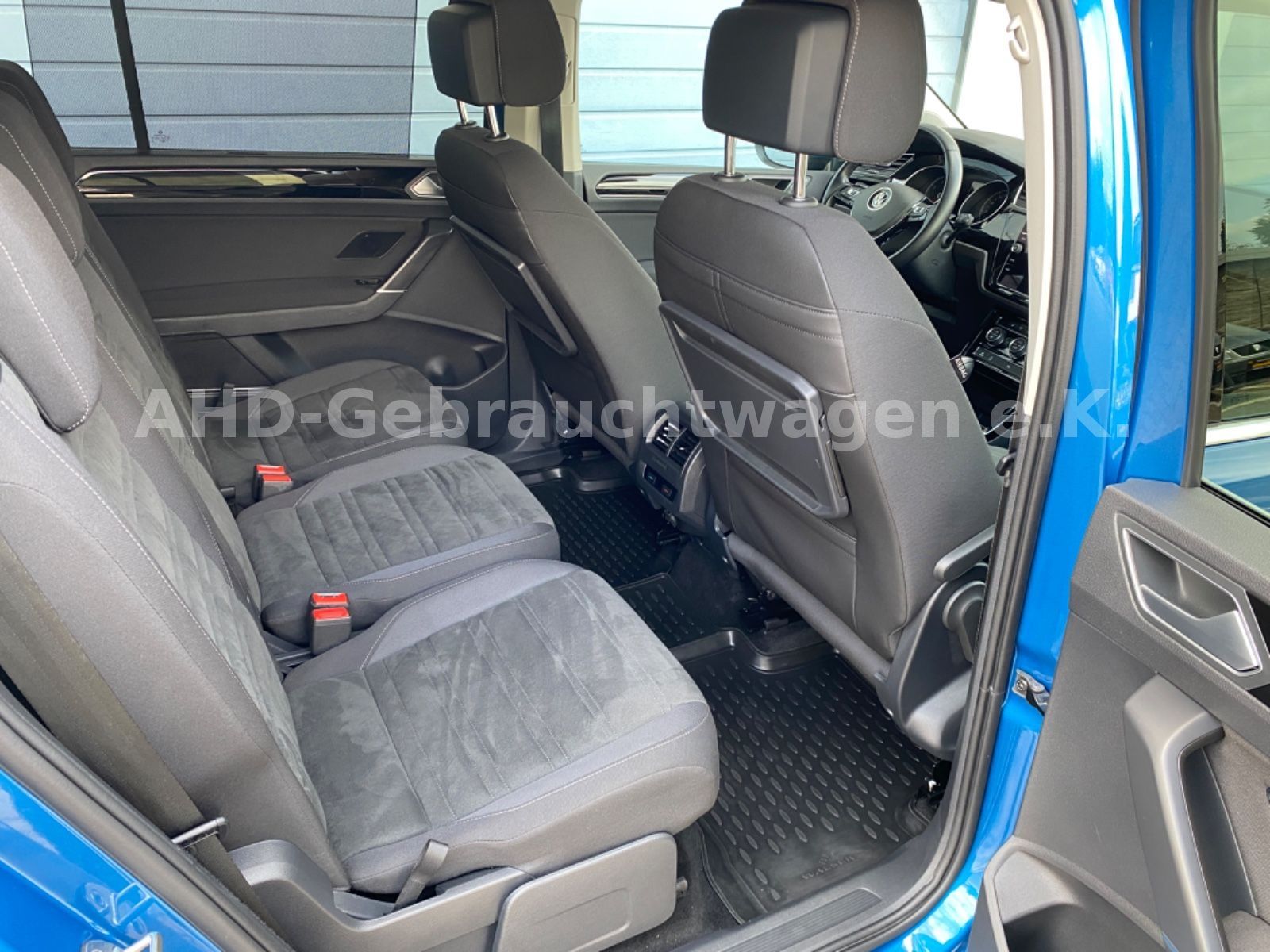 Fahrzeugabbildung Volkswagen Touran 1.5 TSI Highline R-Line LED AHK 7-Sitzer