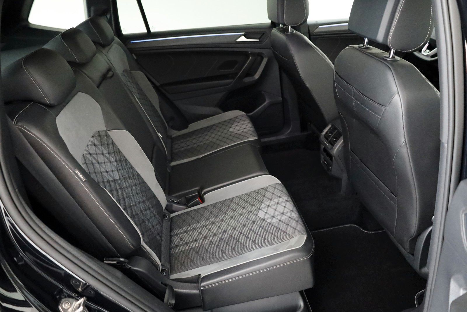 Fahrzeugabbildung Volkswagen Tiguan Allspace R-Line 4M Navi,LED,ACC,360°,AHK,