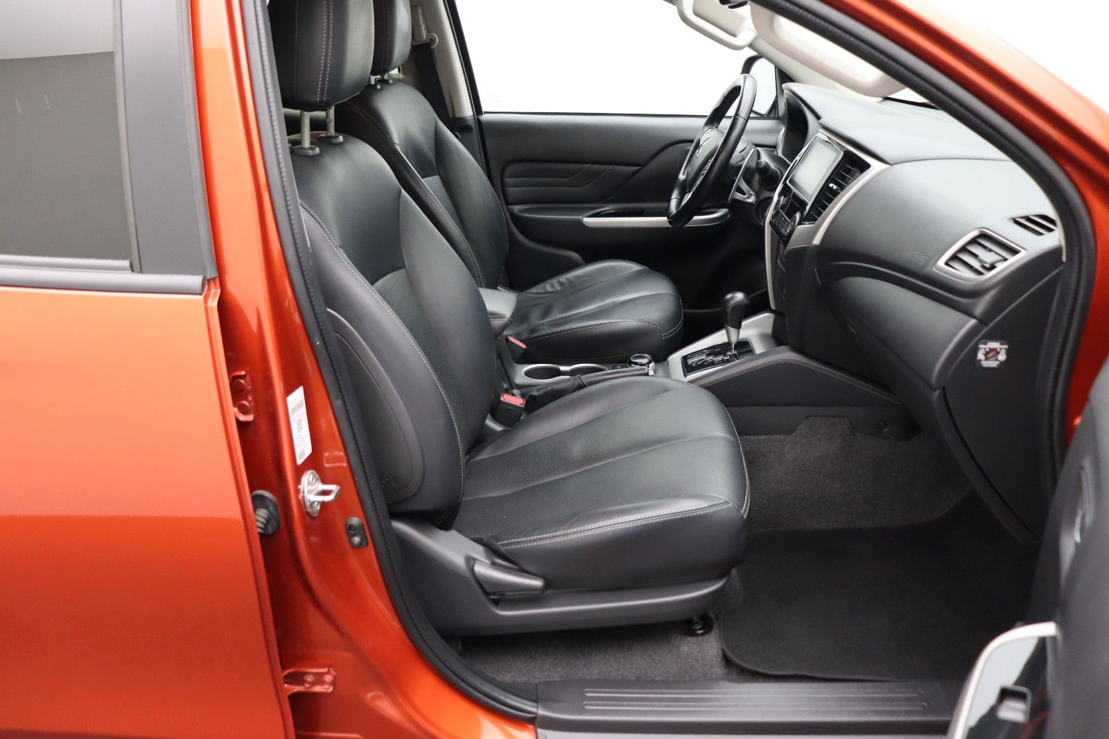 Fahrzeugabbildung Mitsubishi L200 TOP 2,2 DI-D AT DoKa 4WD