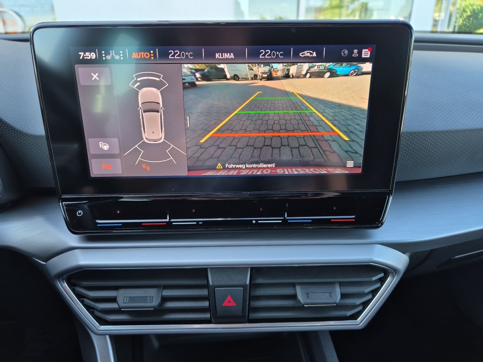 Fahrzeugabbildung SEAT Leon eTSI FR-Line DSG LED Navi ACC RFK SH 18"