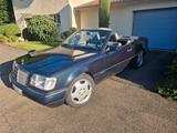 Mercedes-Benz 200 Cabrio-124er Baureihe - blaue Mercedes-Benz 200