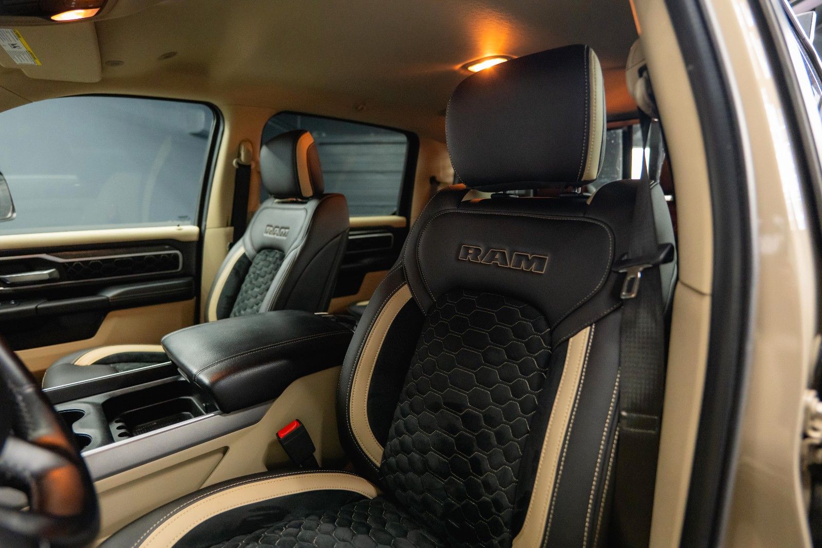 Fahrzeugabbildung Dodge RAM 5.7 V8 HEMI 4x4 ARMY STYLE Offroad LONGBED