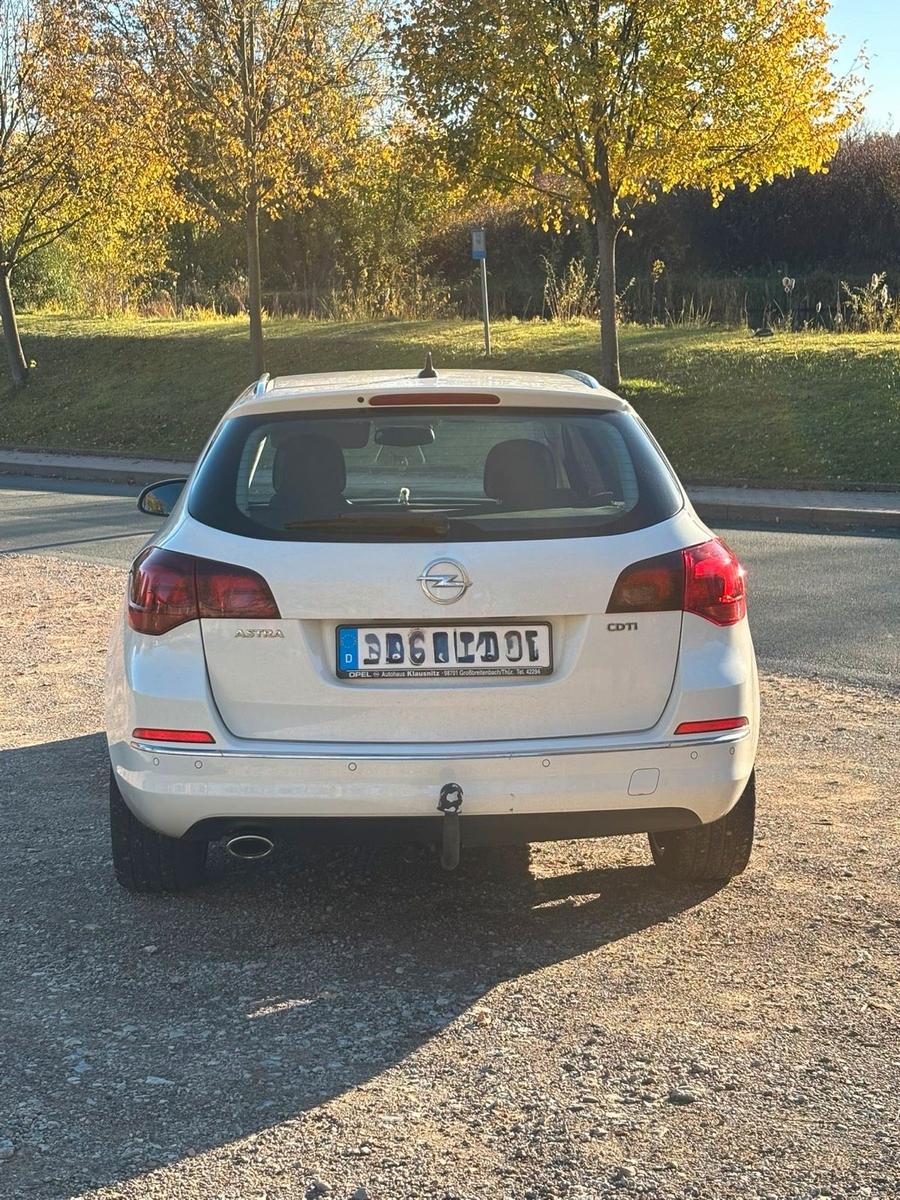 Opel Astra 2013 — interior
