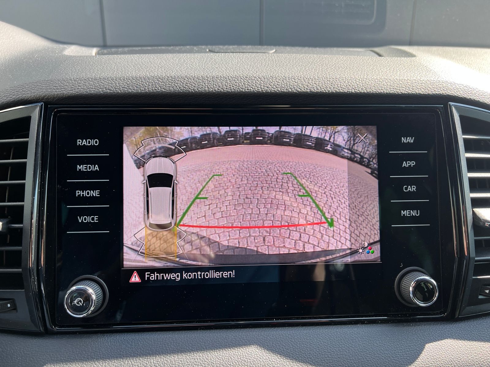 Fahrzeugabbildung SKODA Karoq Sportline 2.0 TDI DSG 4x4 "AHK, Matrix-LED
