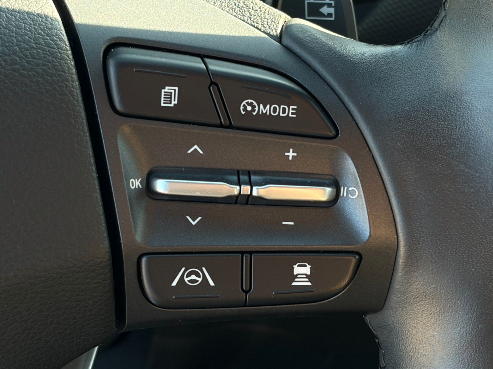 Fahrzeugabbildung Hyundai KONA E Select ACC LHZ SHZ LKAS PDC KAM