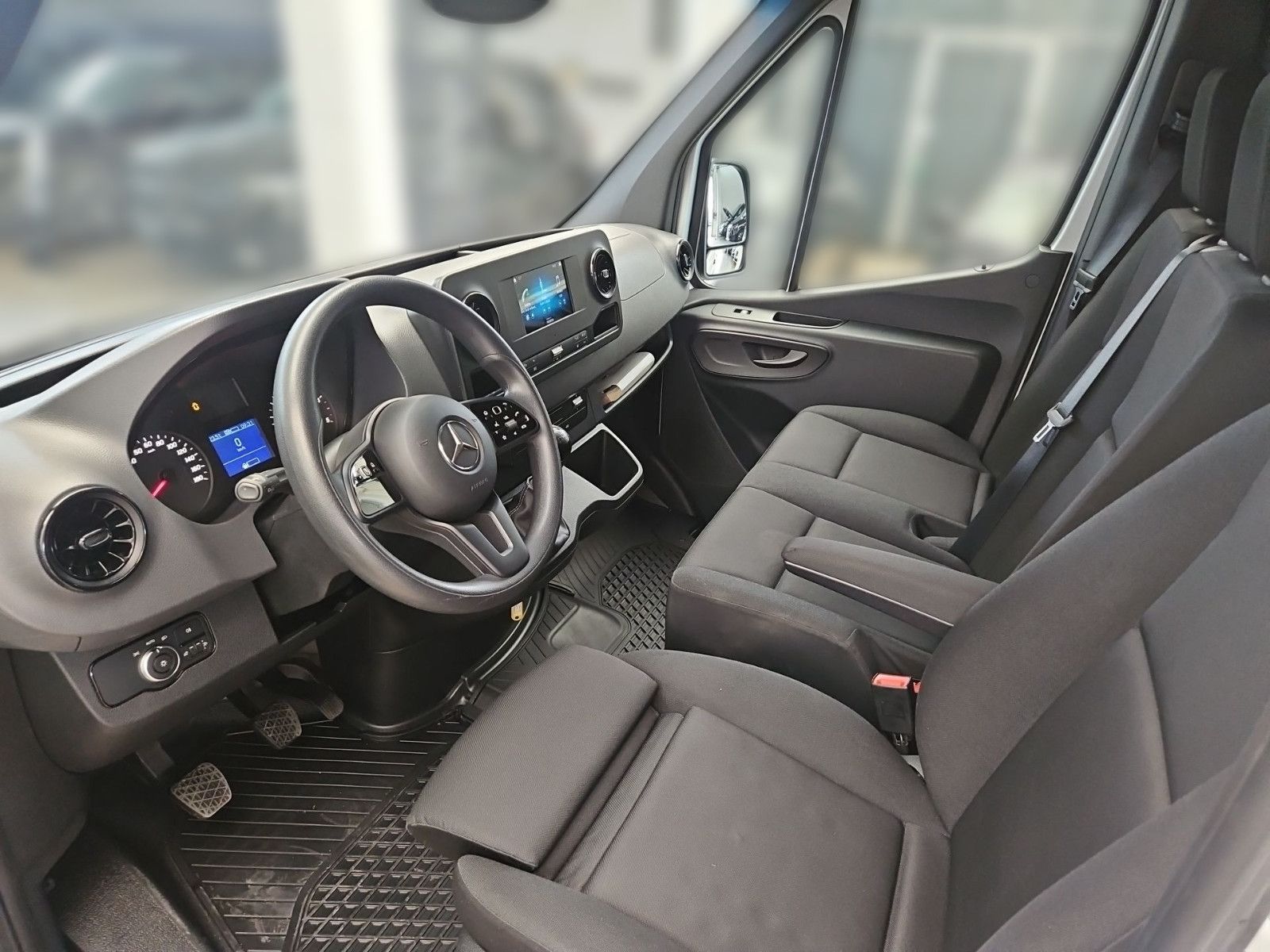 Fahrzeugabbildung Mercedes-Benz Sprinter 317 Kasten L2H2 3,5t AHK PTS RFK MBUX