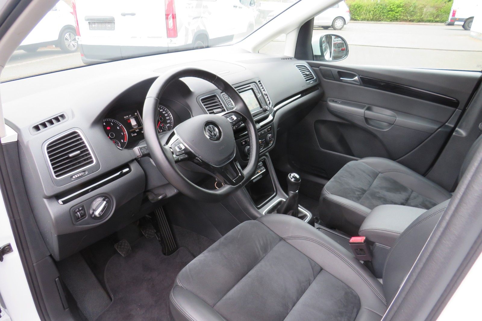 Fahrzeugabbildung Volkswagen Sharan Highline 7-SITZE AHK NAVI ACC 1.HAND