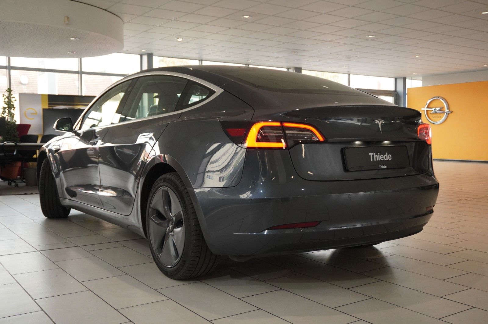 Fahrzeugabbildung Tesla Model 3 Standard Range Plus NAVI/KAMERA/AHK/FSD