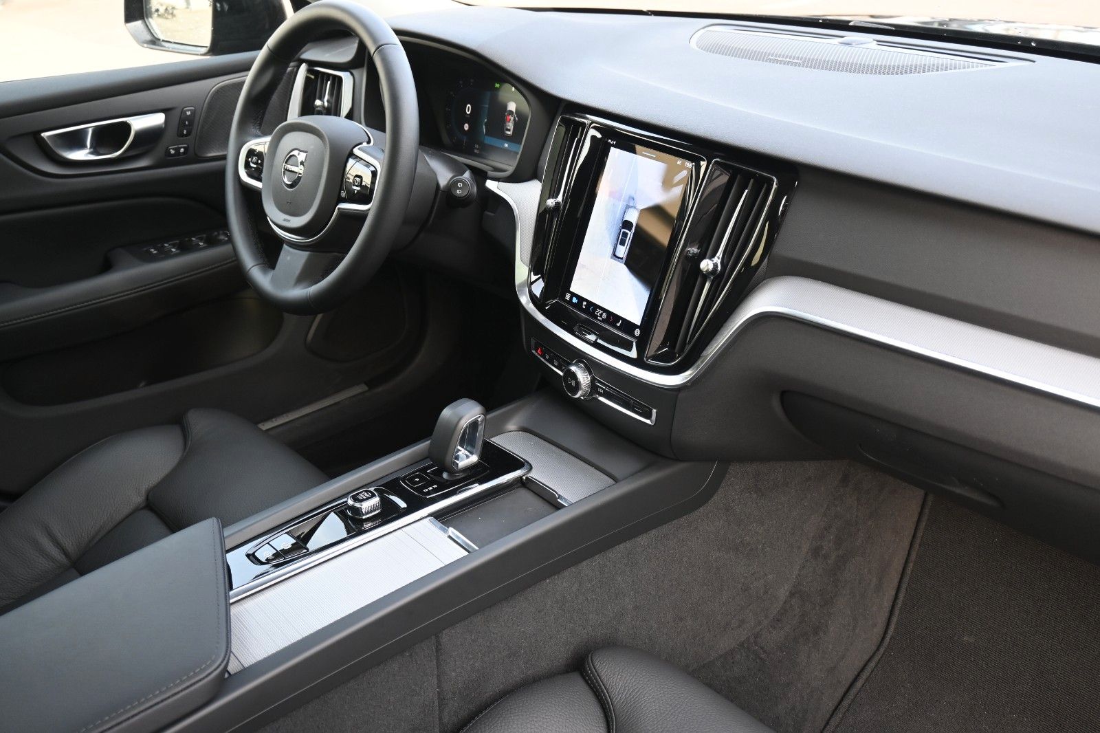 Fahrzeugabbildung Volvo V60 B4 DKG Plus Dark*FSHZG*H&K*360°*ACC*AHK