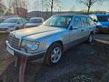 Mercedes-Benz E 280 W124 Mercedes TE 280 S124 - Mercedes-Benz E 280 mit Benzin-Antrieb: Schiebedach, Kombi