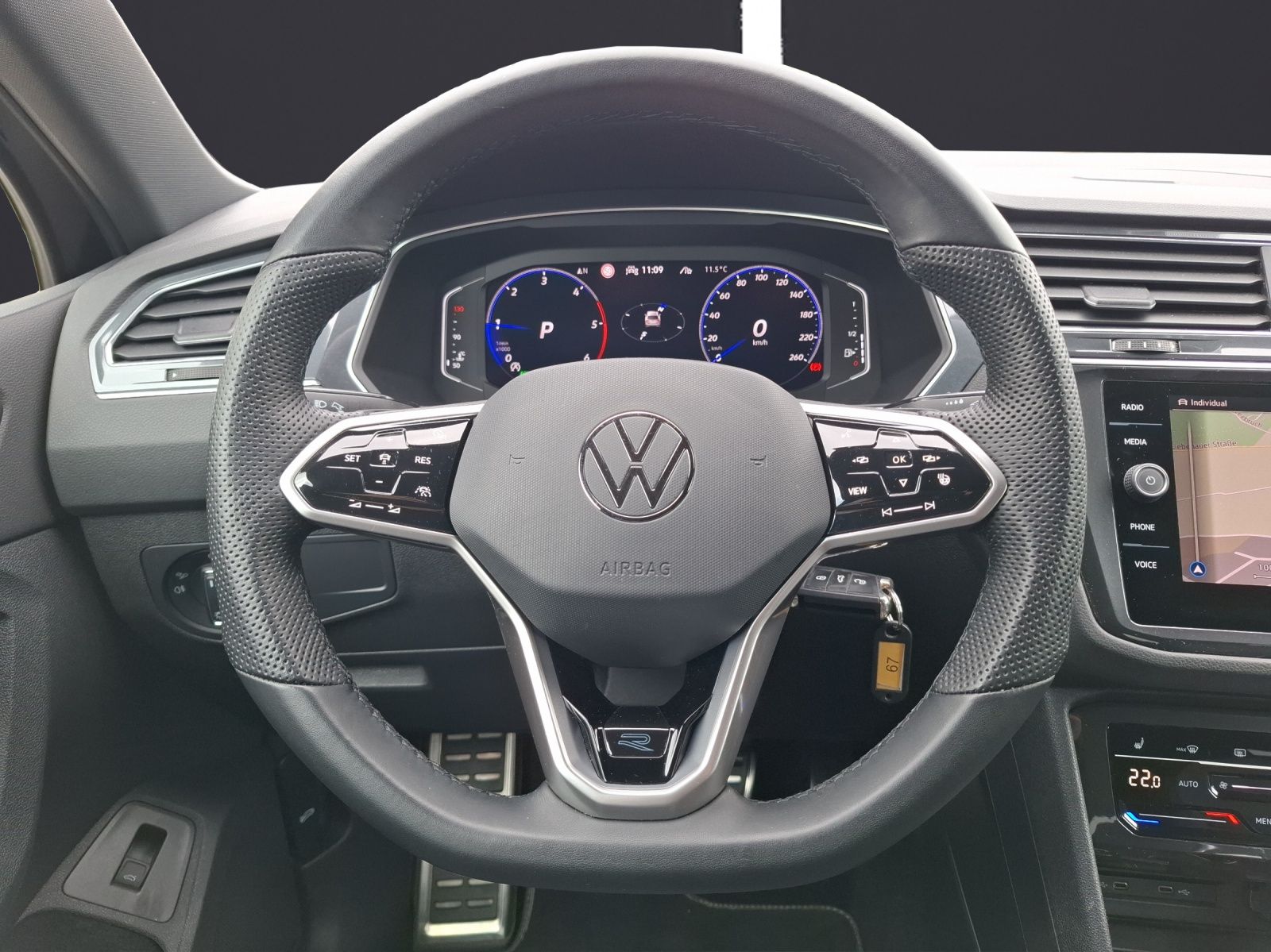 Fahrzeugabbildung Volkswagen Tiguan TDI R-Line DSG 4M Matrix AHK Navi AID ACC
