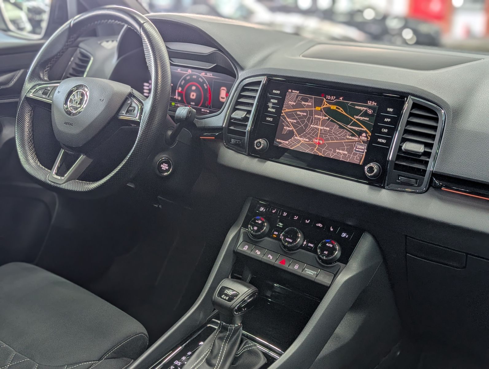 Fahrzeugabbildung SKODA Karoq Sportline 4x4 2.0 TSI ACC APP 4xSHZ AMBI