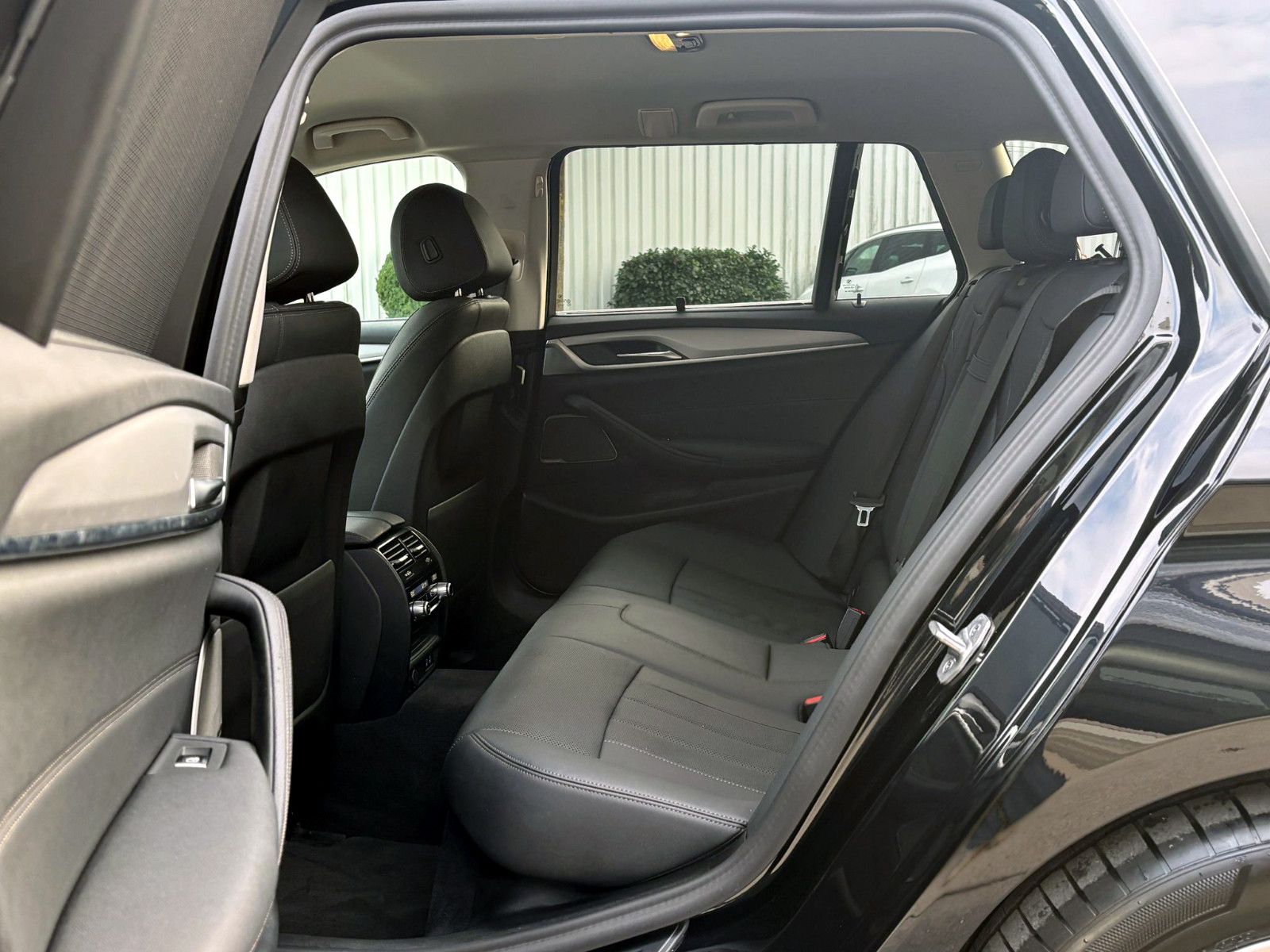 Fahrzeugabbildung BMW 520d Touring Steptr. ACC PDC KAM H&K HUD LED AHK