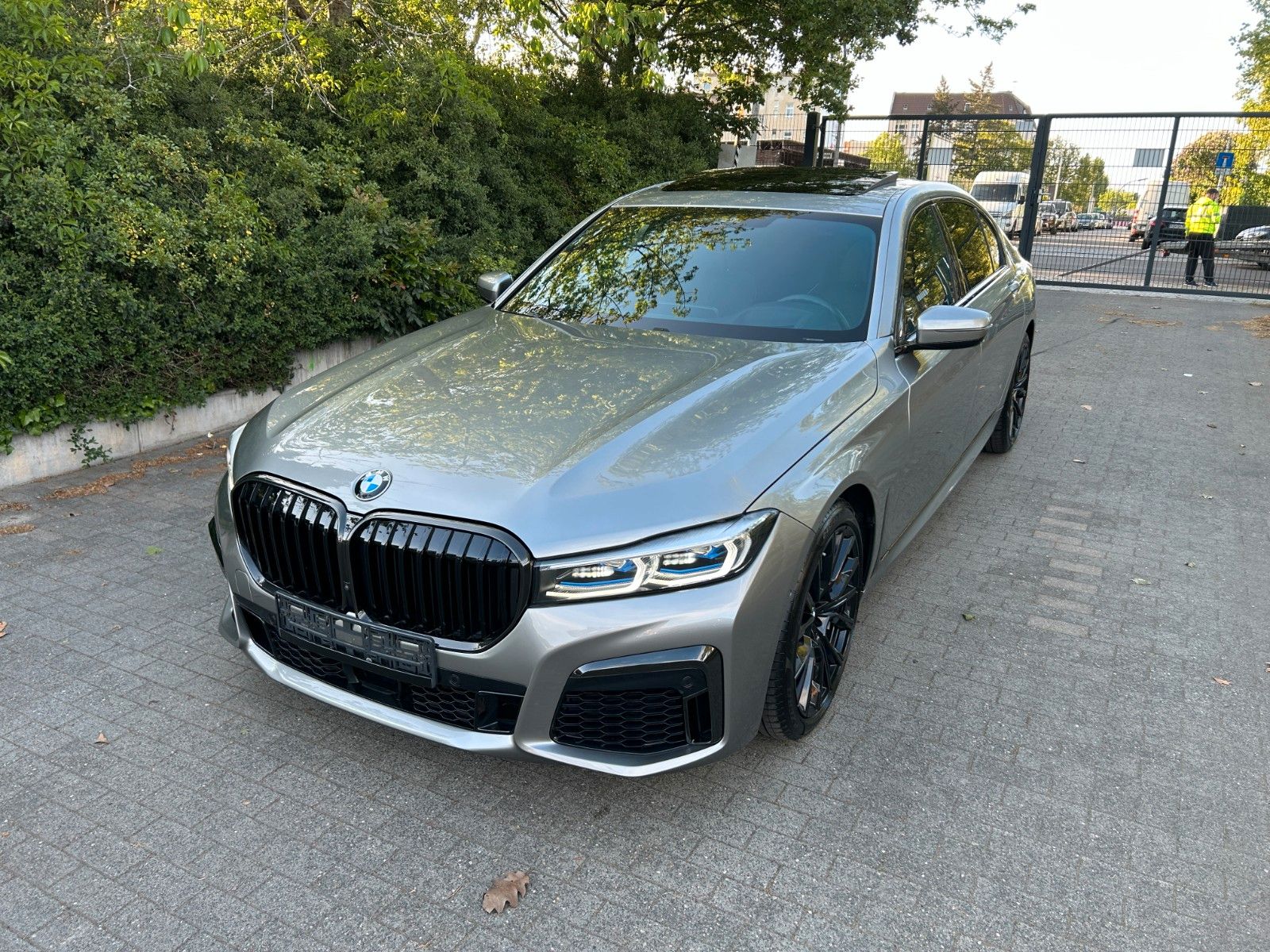 BMW 740 Li/M-PAKET/20 /PANO/HUD/DIST/MASS/H K/VOLL