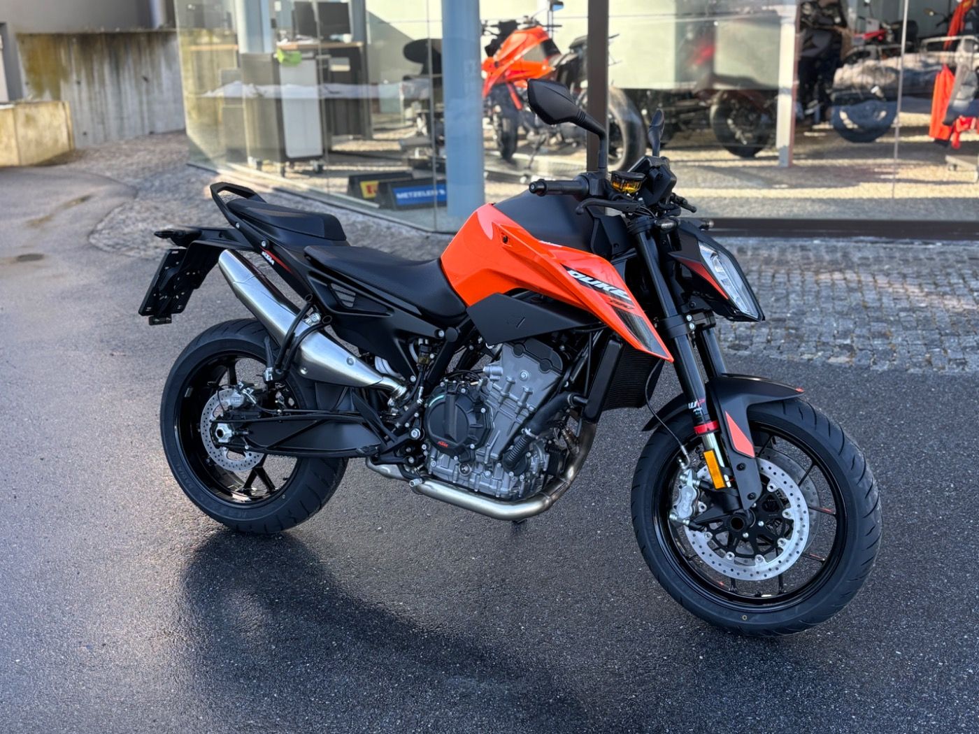 Fahrzeugabbildung KTM 790 Duke Modell 2026 mitTech Pack auch in Schwar