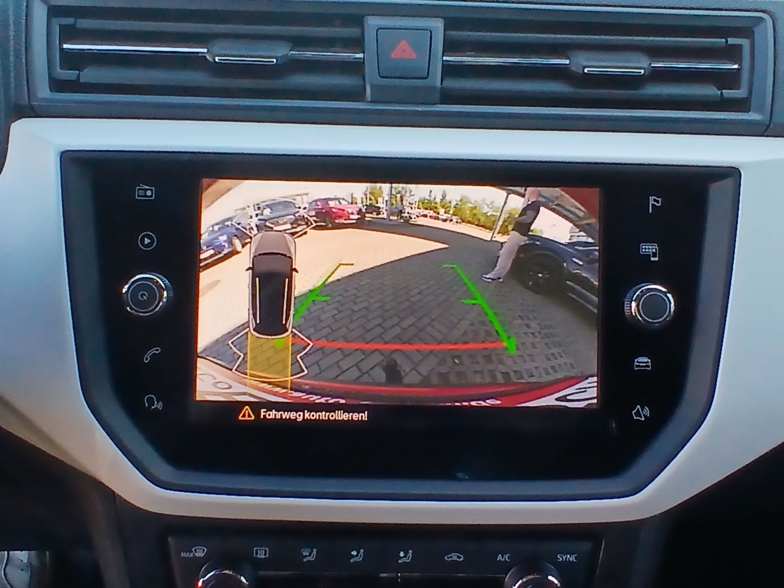 Fahrzeugabbildung SEAT Arona TSI Xcellence DSG LED AHK Navi ACC RFK SH
