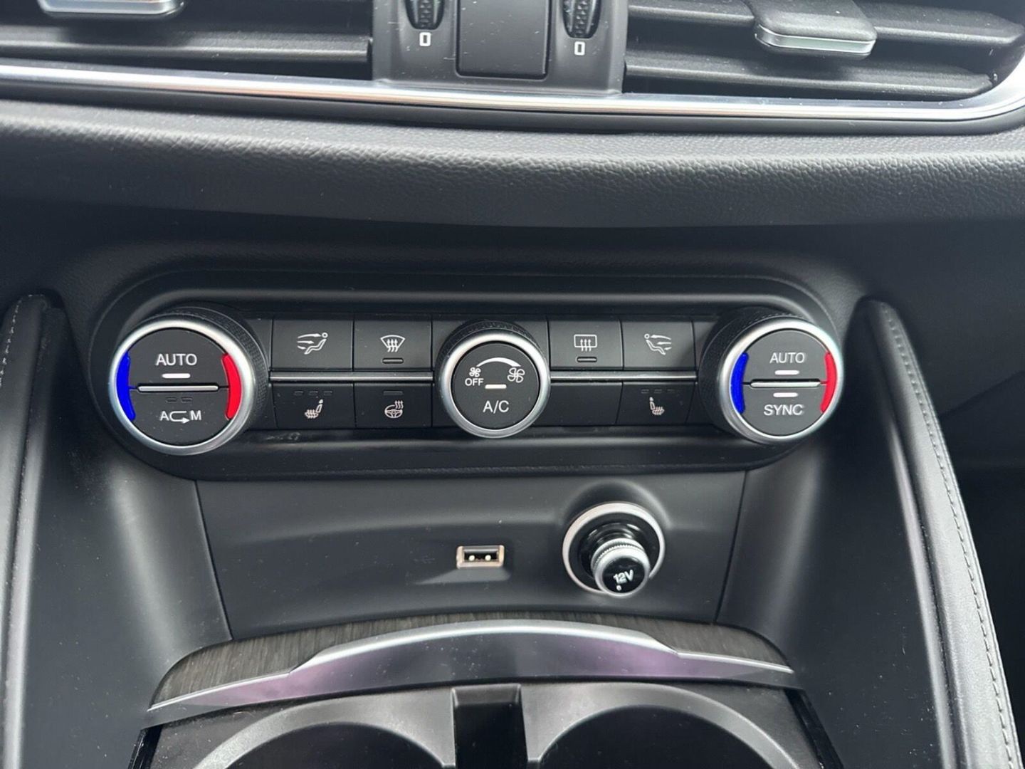 Fahrzeugabbildung Alfa Romeo Stelvio Super Q4 -Panoramadach-Xenon-AHK-