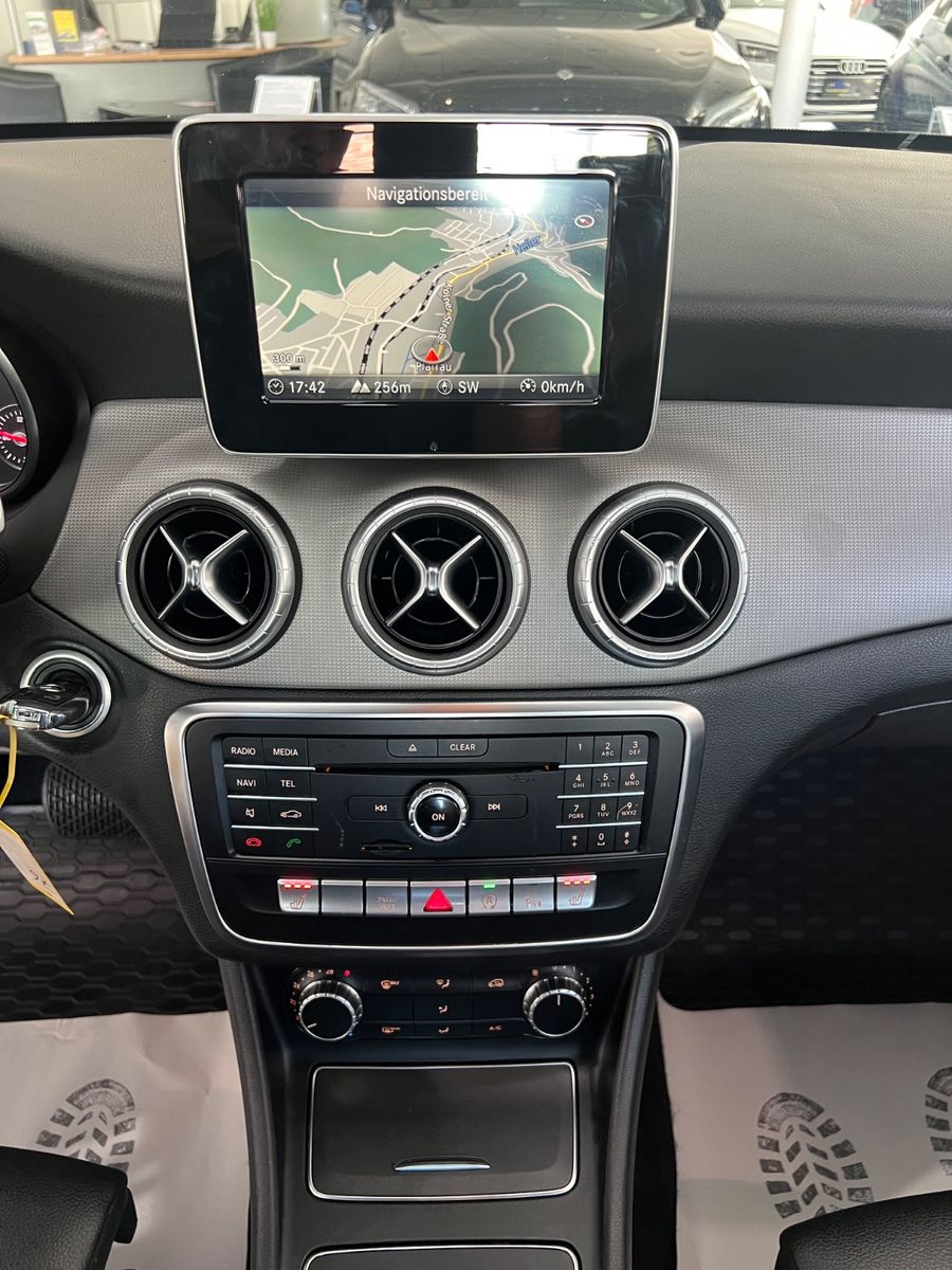 Fahrzeugabbildung Mercedes-Benz CLA 180 Sport Paket * VOLL-LEDER* LED *FACELIFT