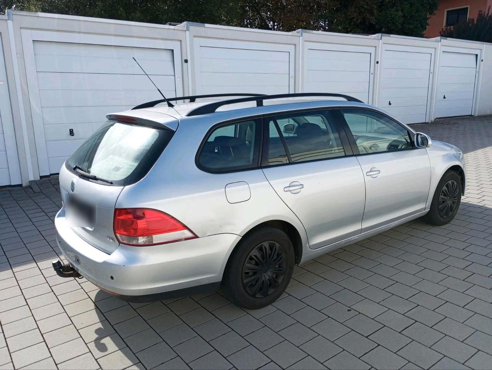 Volkswagen Golf 2010 — rear view