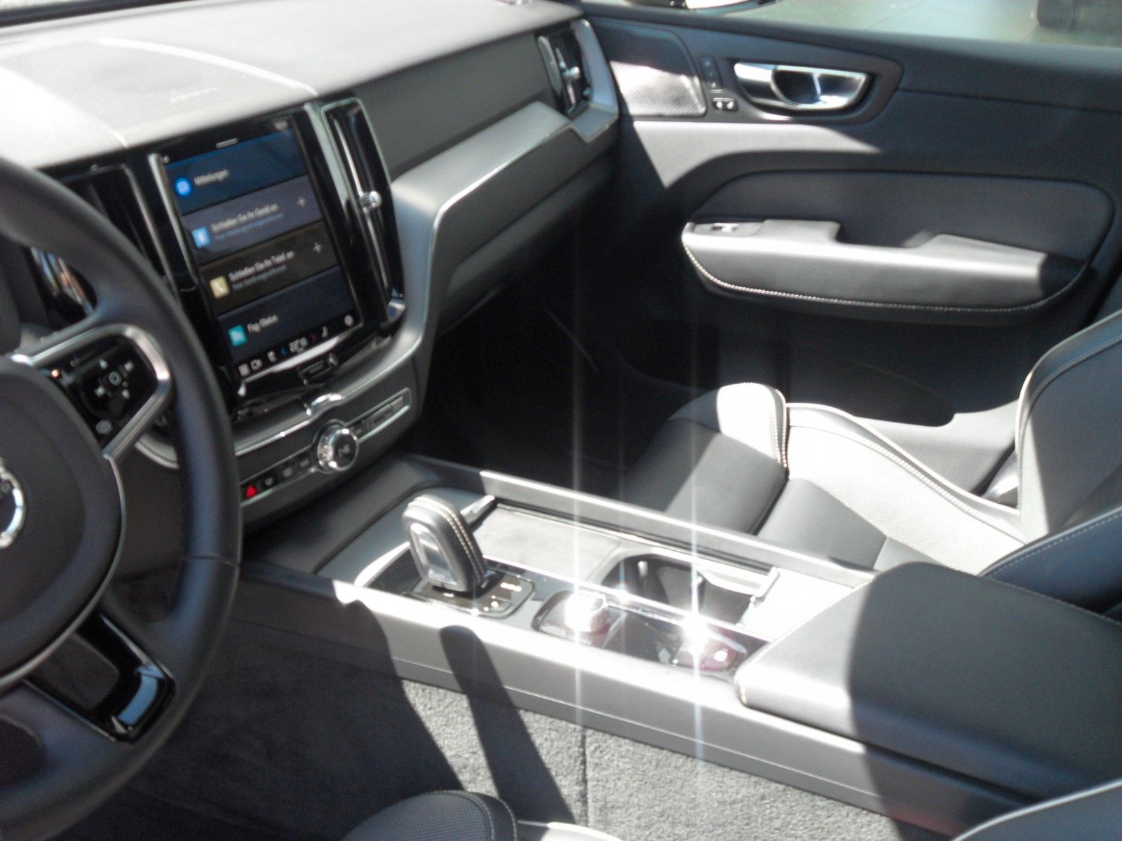 Fahrzeugabbildung Volvo XC 60 T8 R- Design Plug-In Hybrid AWD | Head Up