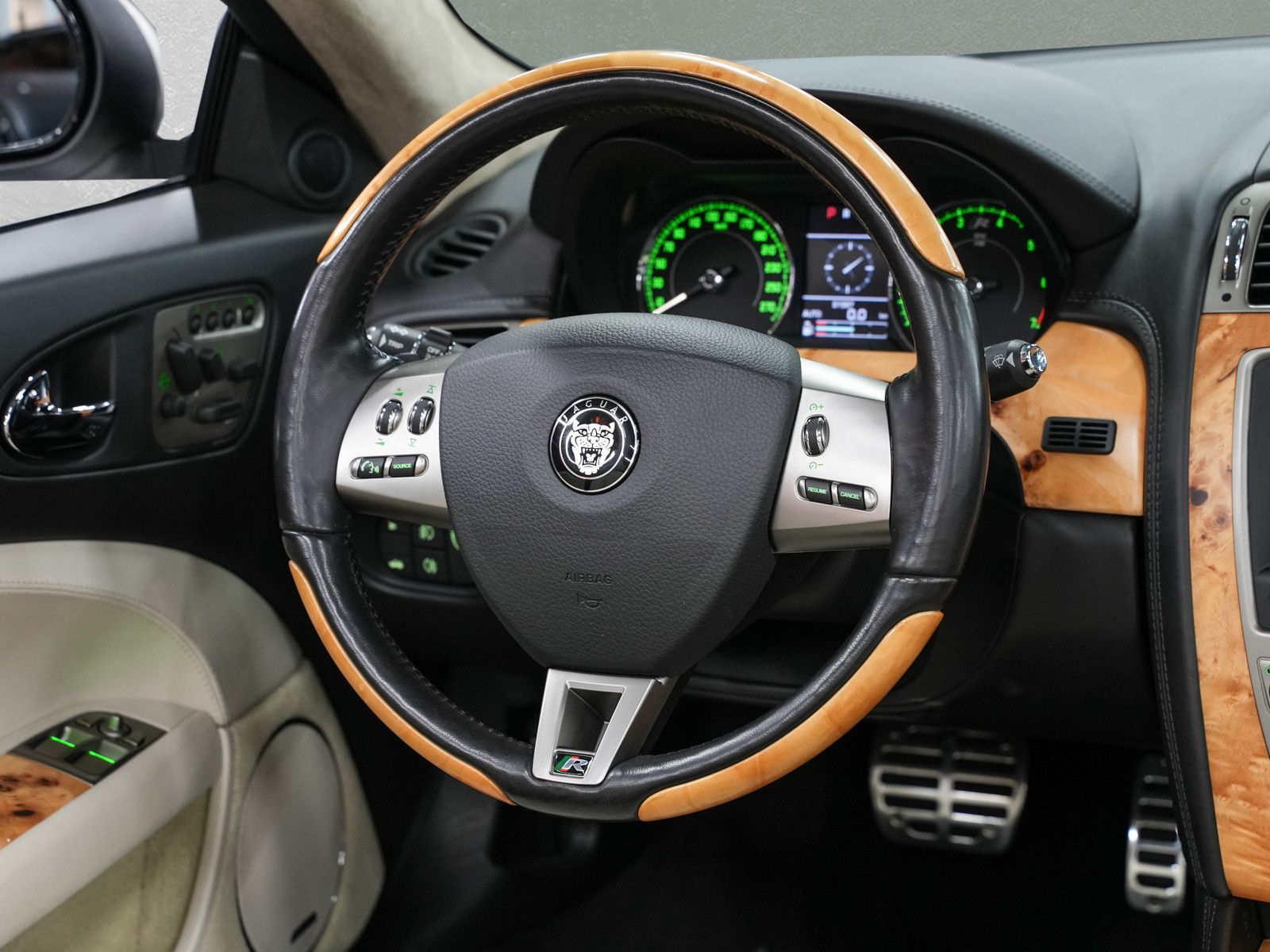 Fahrzeugabbildung Jaguar XKR Cabrio - CATS|20"|Bi-Xenon+aktiv.KL|ALPINE