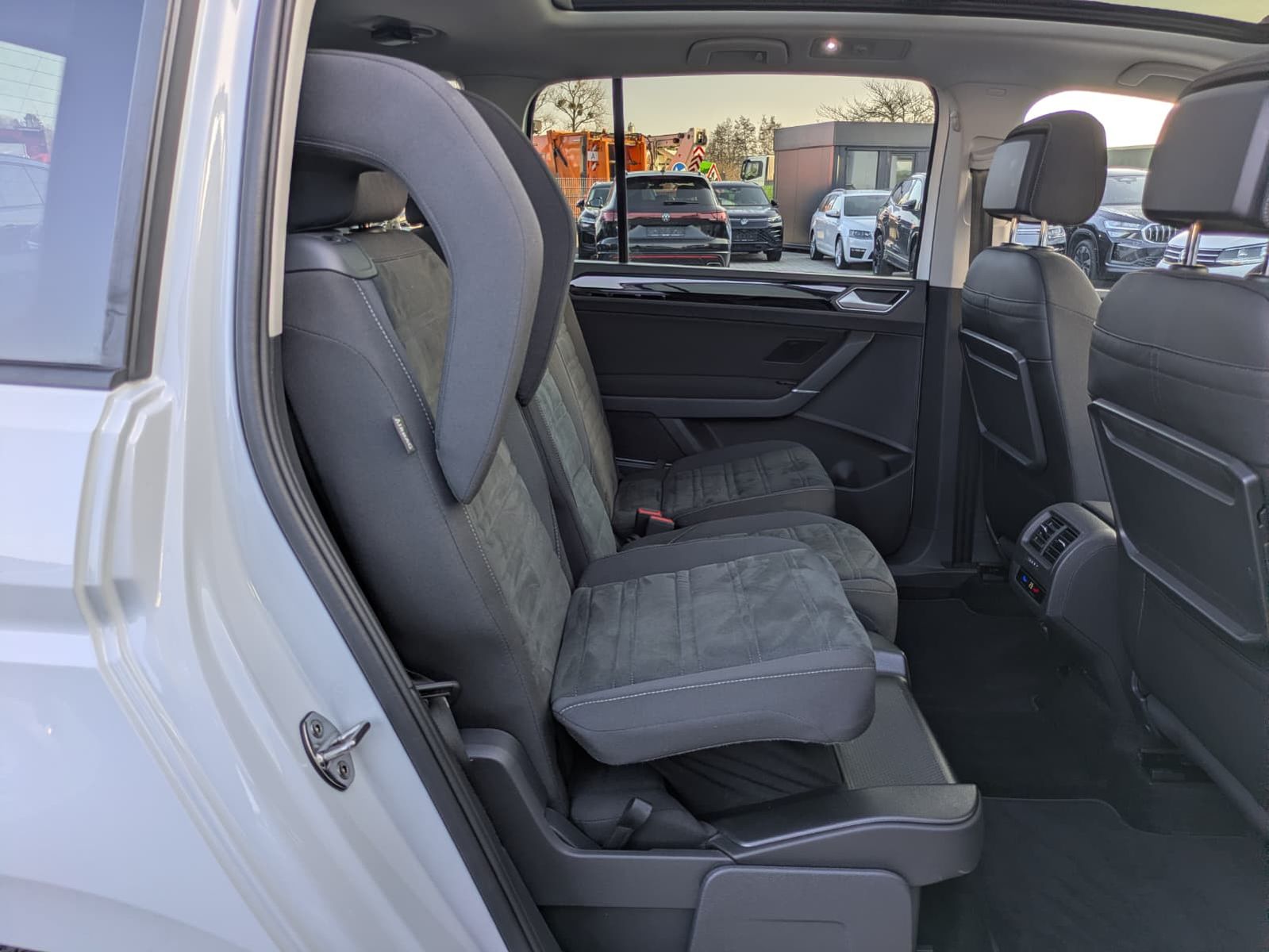 Fahrzeugabbildung Volkswagen Touran 2.0 DSG R-Line High BLACK Pano*7Si*IQ*AHK