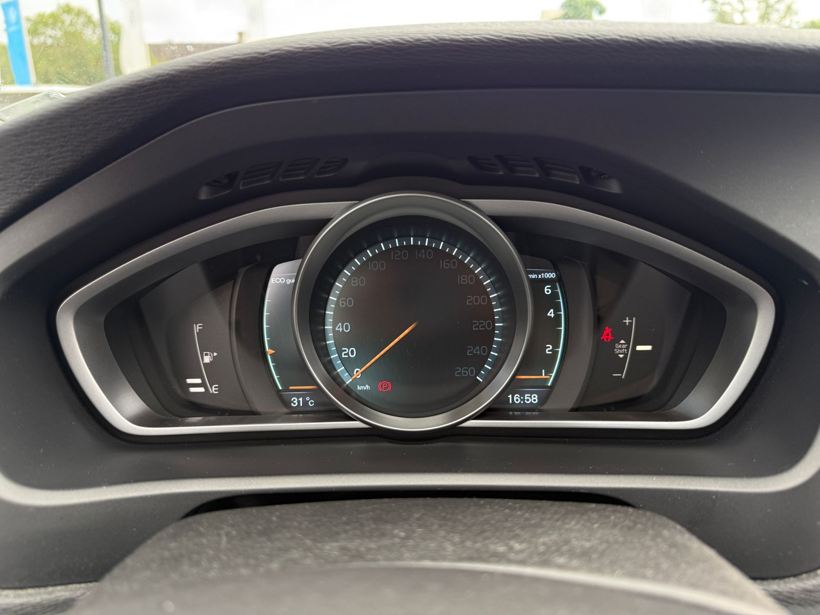Fahrzeugabbildung Volvo V40 Kinetic RFK KLIMA ALU 8-Fach bereift