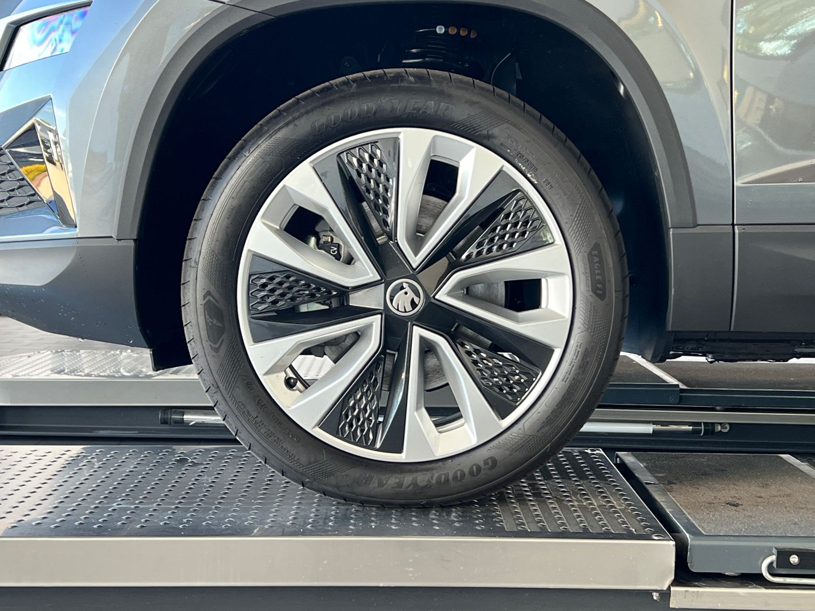 Fahrzeugabbildung SKODA Karoq Selection 1.5 TSI DSG *AHK, LED, 18"-LM*