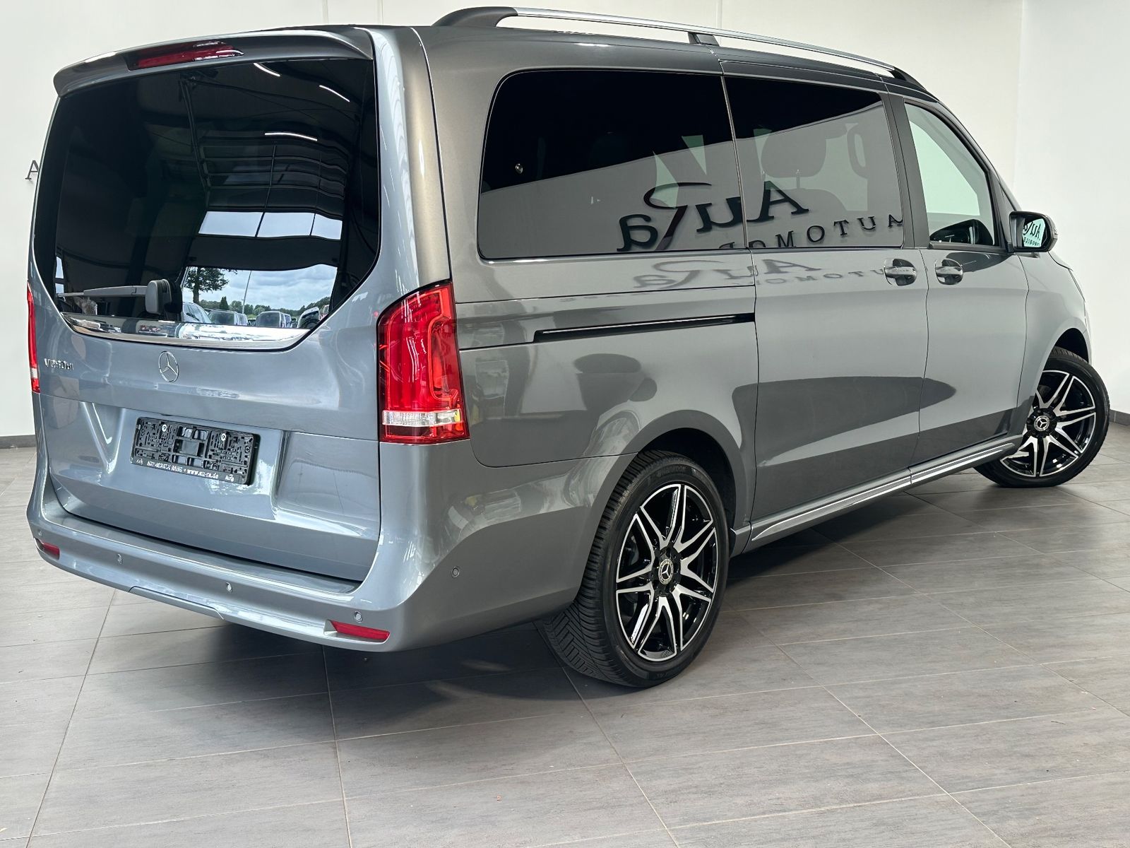 Fahrzeugabbildung Mercedes-Benz V 250 AMG-Line NAV+LED+360°+PANO+AHK+AIRMATIC