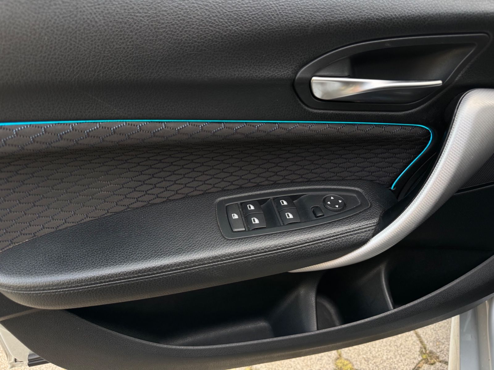 Fahrzeugabbildung BMW 118 i* M Paket*LED*Bi-xenon*Alcantara*8Fach