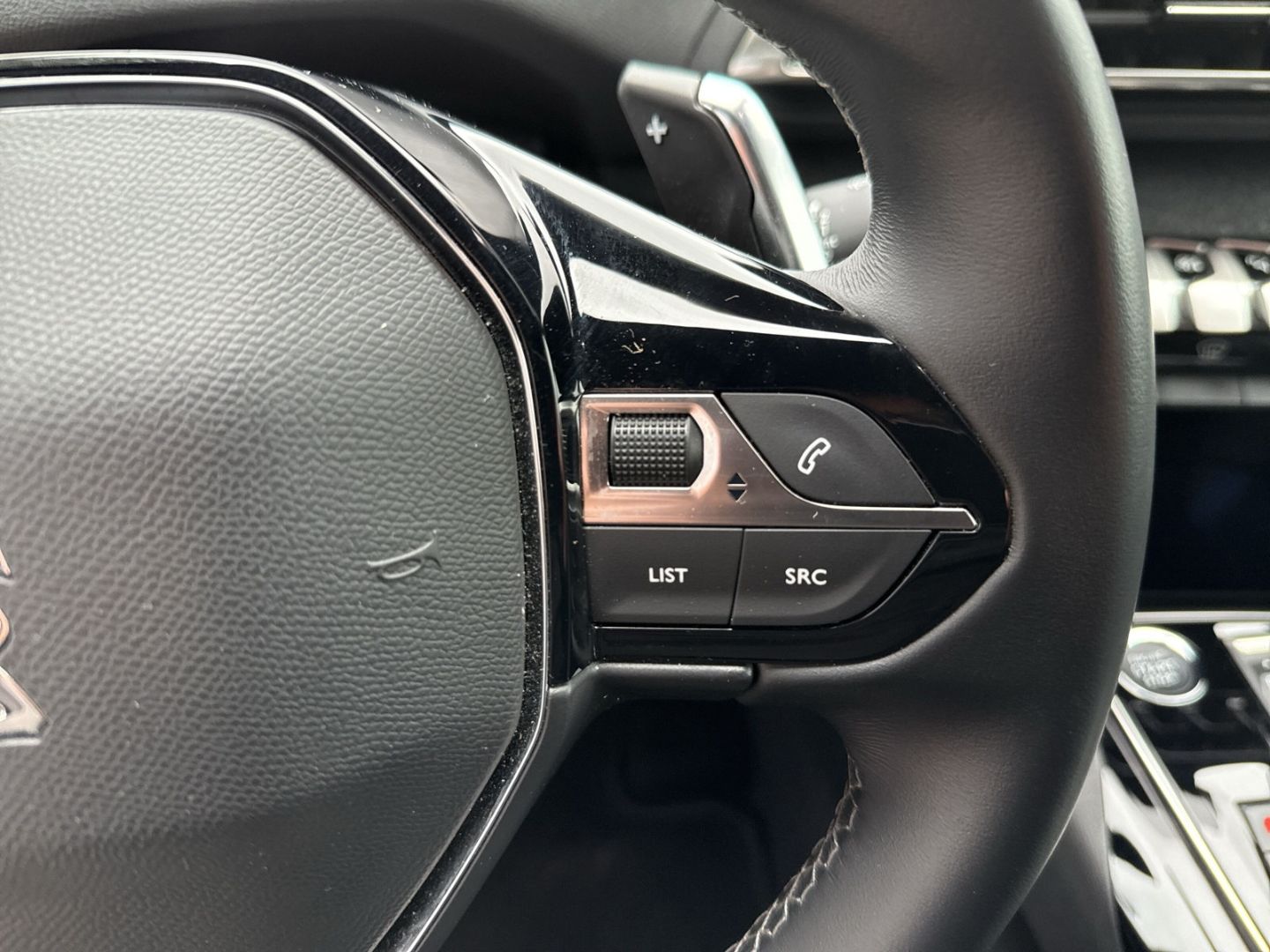 Fahrzeugabbildung Peugeot 3008 Hybrid 225 Allure Pack Navi Digitales Cockp