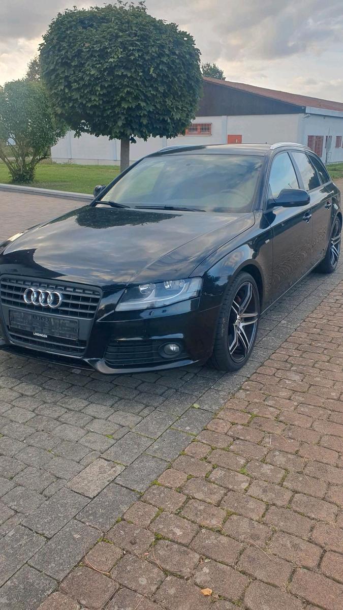 Audi A4 2011 — салон