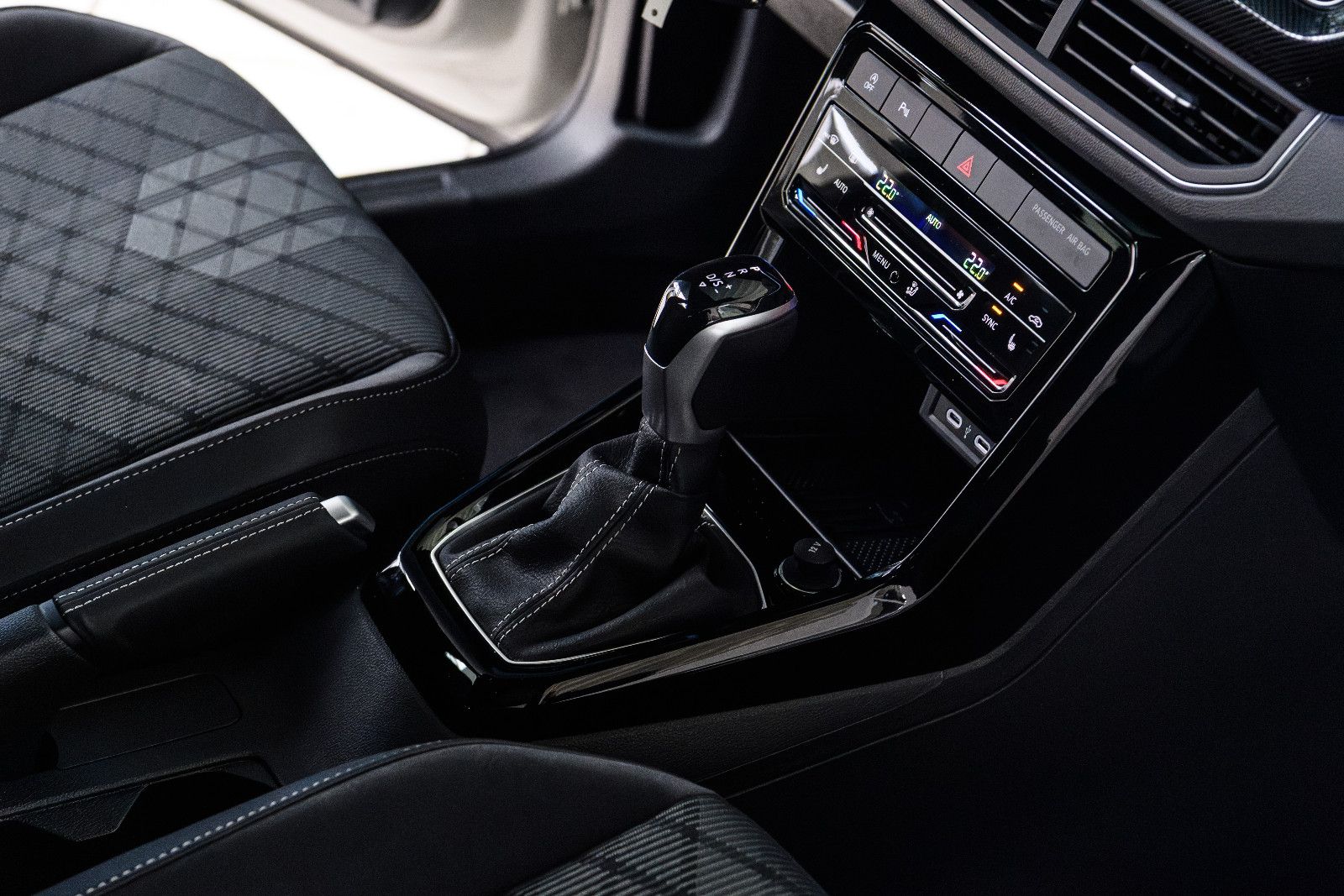 Fahrzeugabbildung Volkswagen T-Cross 1.0 TSI R-Line+DSG+Kamera+AHK+GJ-Reifen
