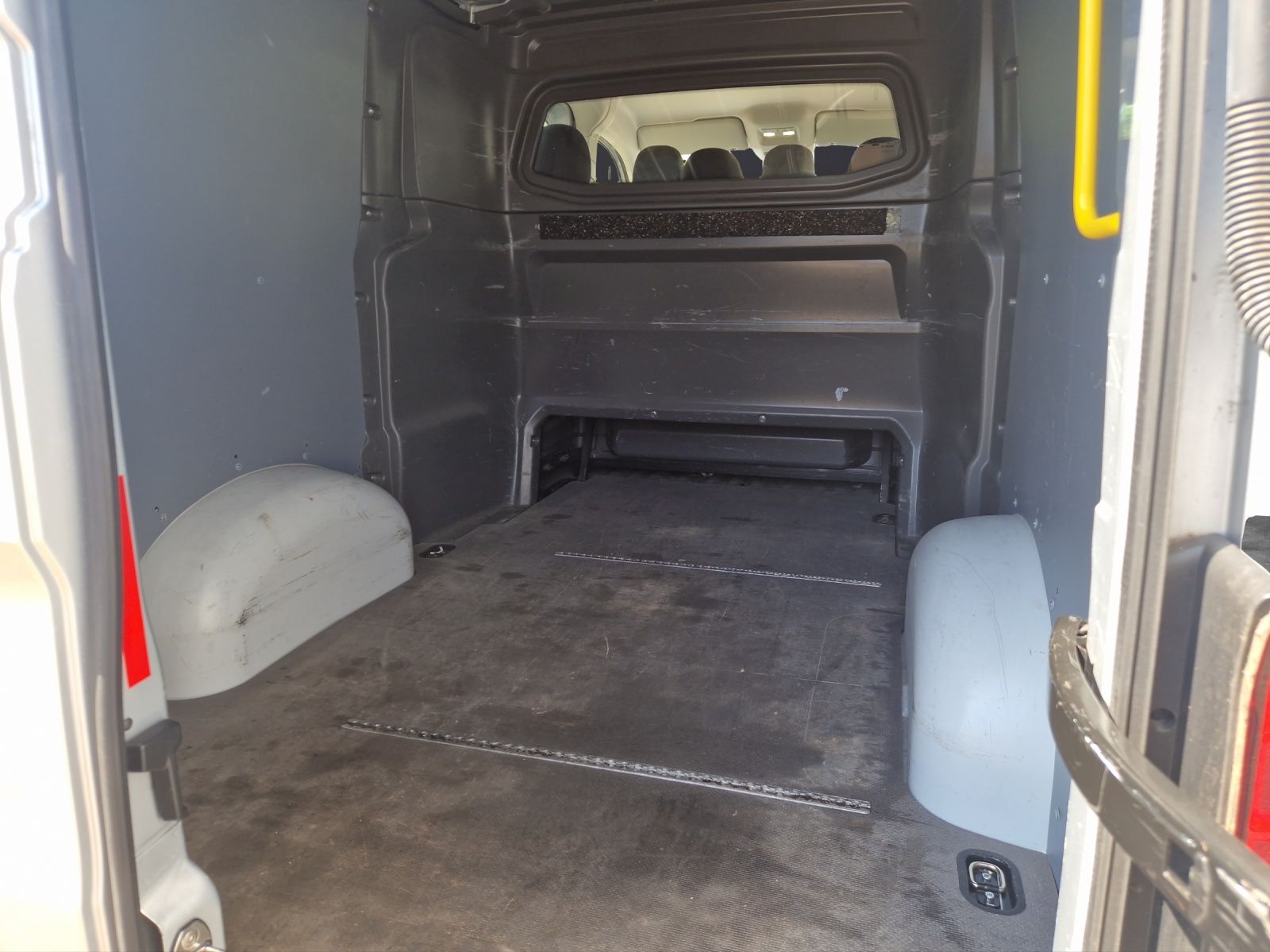 Fahrzeugabbildung Volkswagen Crafter Kasten 35 MR Klima PDC