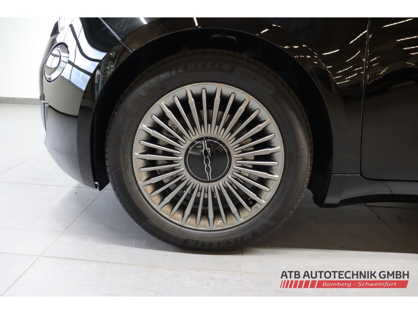 Fahrzeugabbildung Fiat 500 ICON + Komfortpaket Hybrid 1.0l PDC Rückfahr