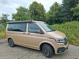 Volkswagen "BULLI" Coast elektr. Aufstelldach, Gold foliert - Volkswagen T6 California mit Panoramadach