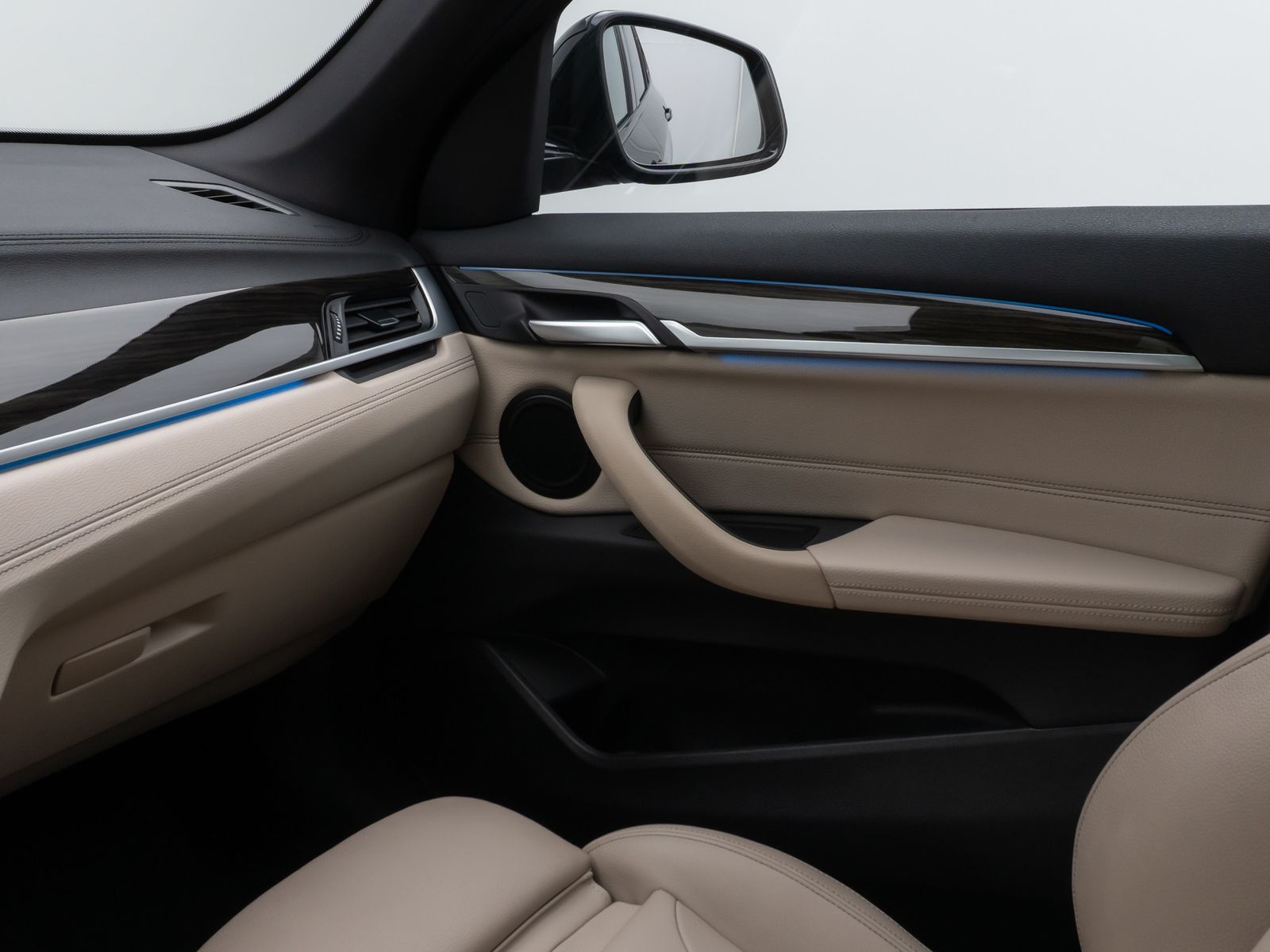 Fahrzeugabbildung BMW X1 xD25e MSport Panorama Kamera HUD DAB HiFi AHK
