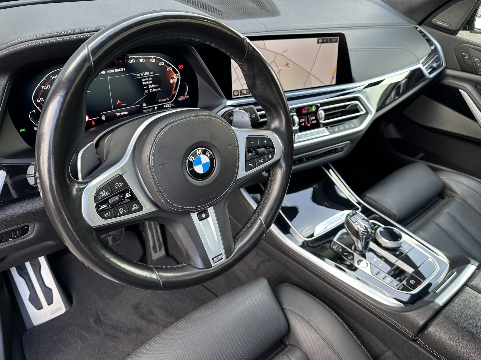 Fahrzeugabbildung BMW X5 M50i NAV+LASER+AHK+HEAD-UP+22ZO+PANO+360GRAD