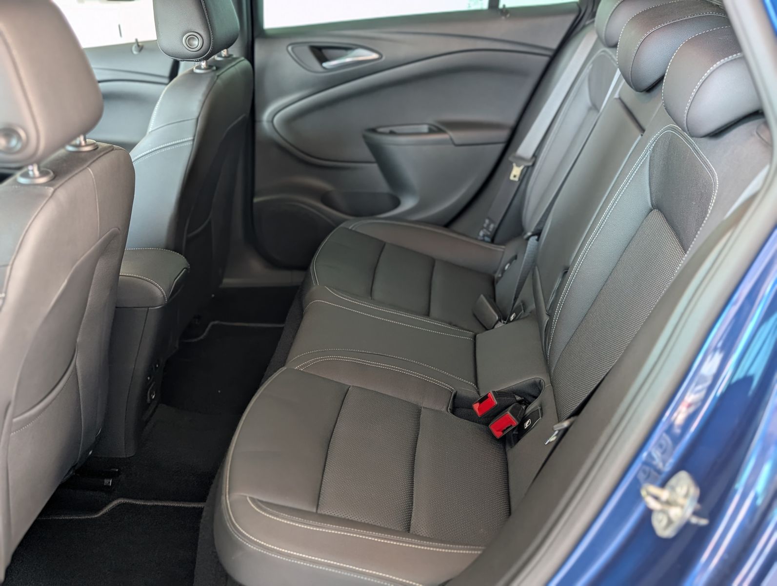Fahrzeugabbildung Opel Astra Elegance PANORAMA LEDER MASSAGE MEMO 18"